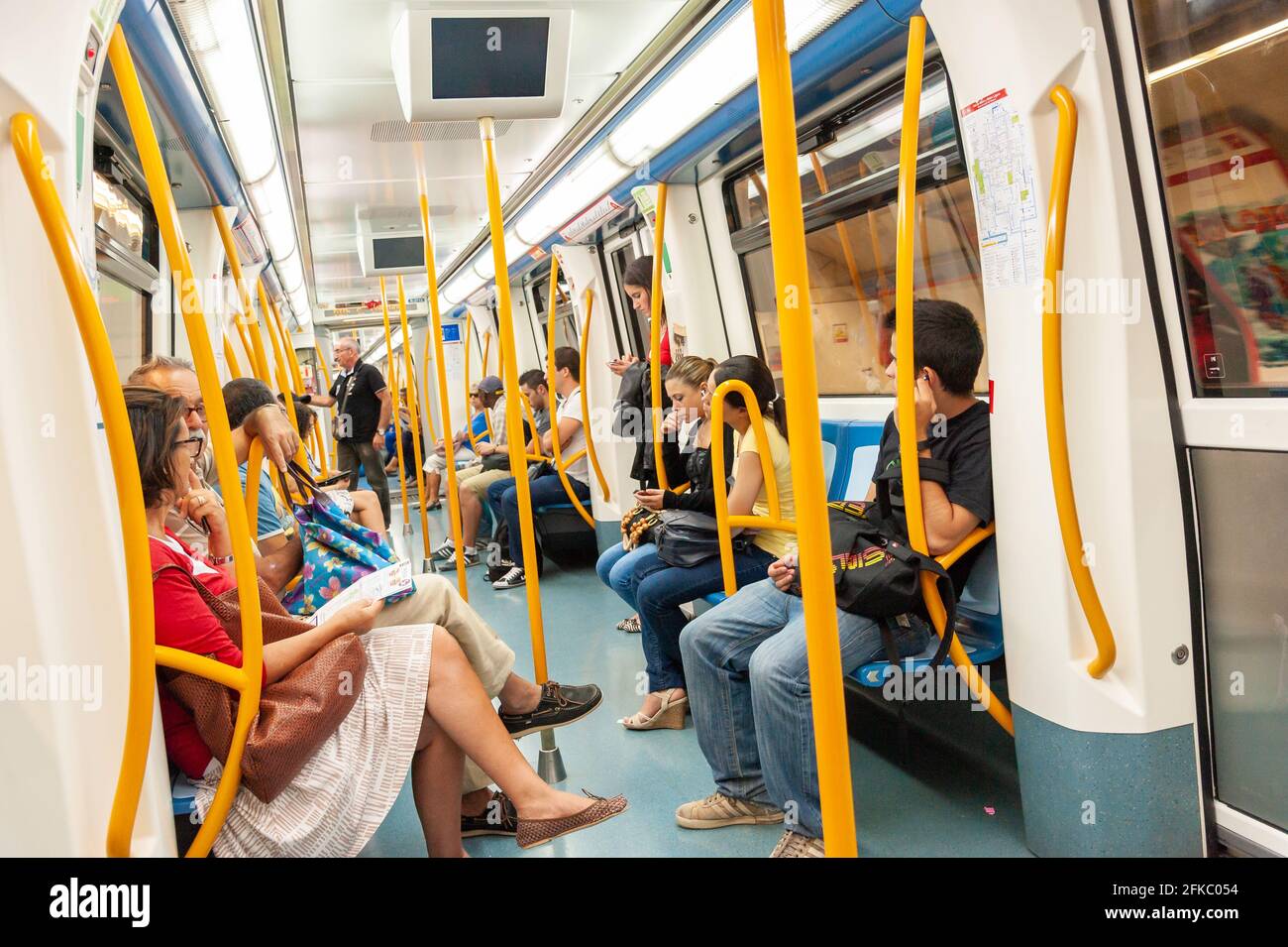 Dentro de un tren de metro de Madrid, España Foto de stock