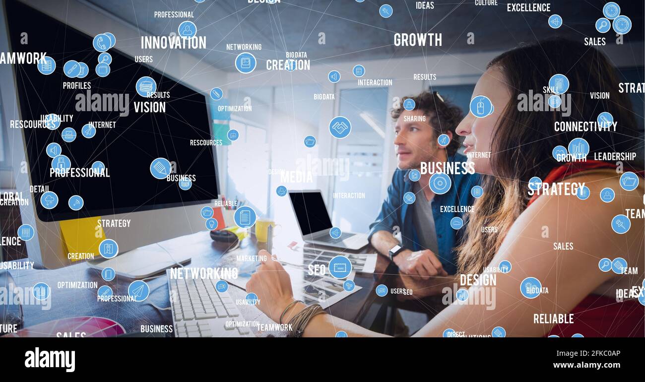 Red de burbujas con palabras de tecnología empresarial, más de un par de empresarios con ordenador portátil Foto de stock