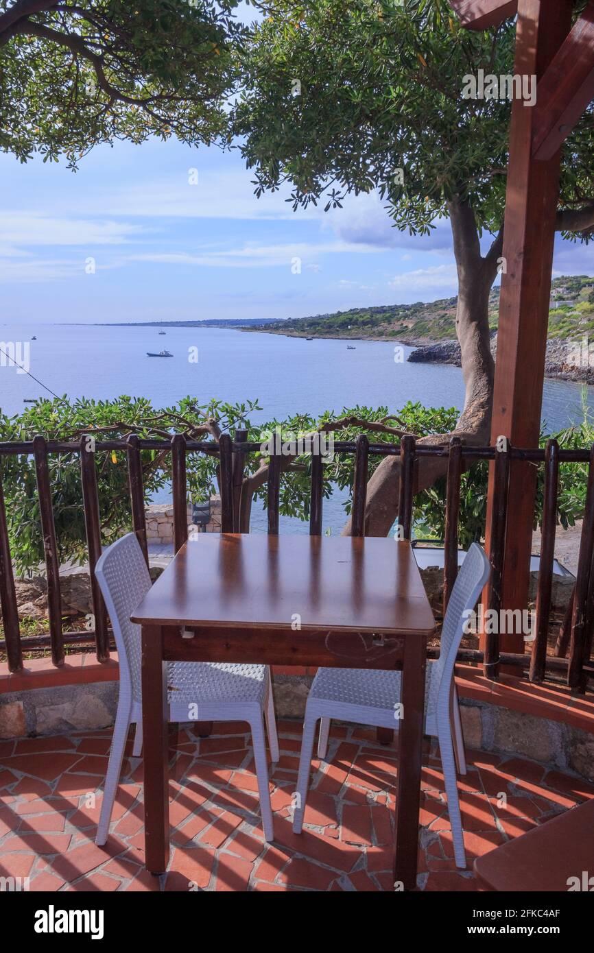 Marina San Gregorio, con sus fondos marinos vírgenes, el mar azul y la costa rocosa, ofrece una vista a lo largo de la costa de Patù en Salento, Apulia. Foto de stock