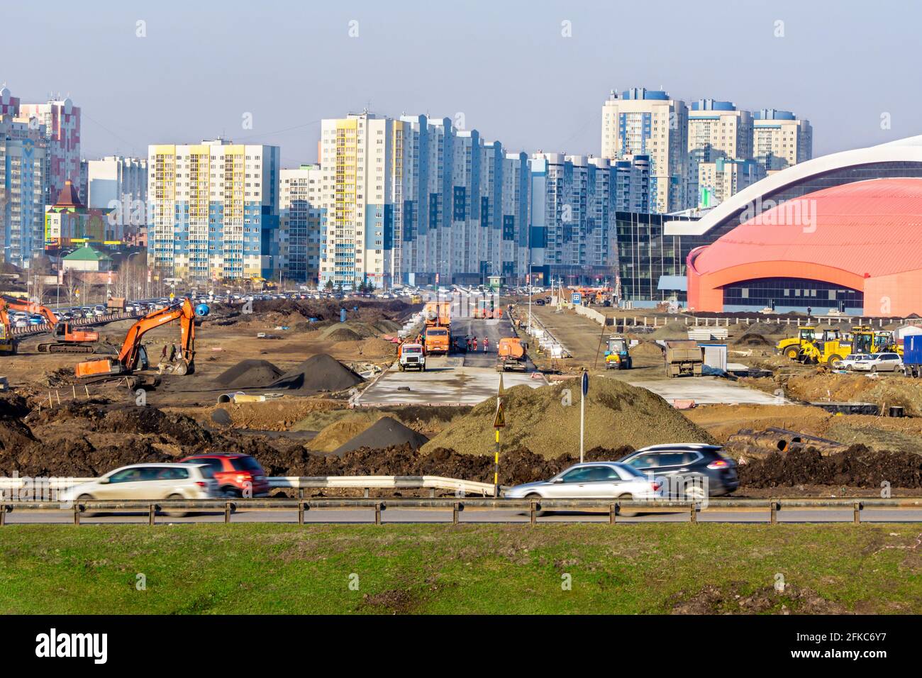 Kemerovo, Rusia, 29 de abril de 2021. Construcción de instalaciones públicas y deportivas en el dique del río Tom, a lo largo de la avenida Pritomsky Foto de stock