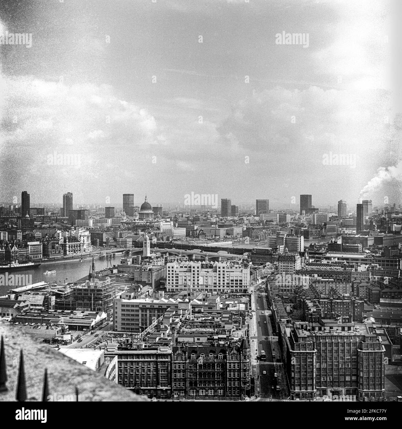 Vista del horizonte de la ciudad de Londres desde el Shell Center, Londres, Reino Unido - tomada en 1971 Foto de stock