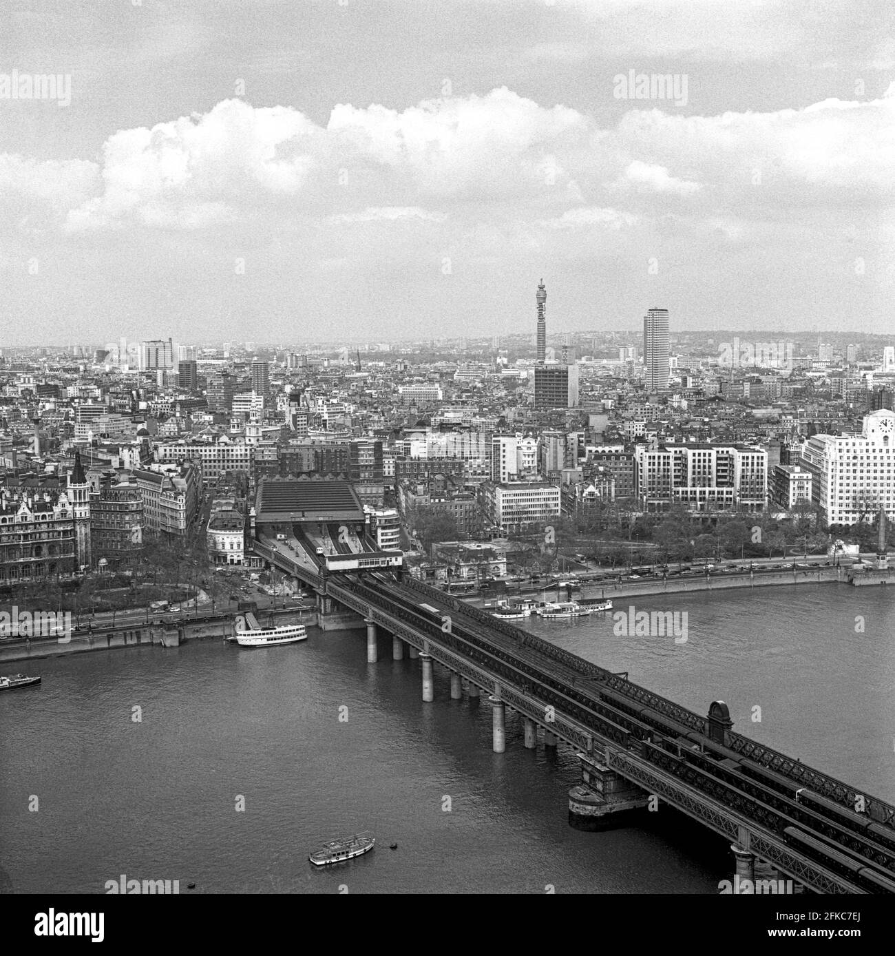 Vista del puente Hungerford desde el Shell Center, Londres, Reino Unido - tomada en 1971 Foto de stock