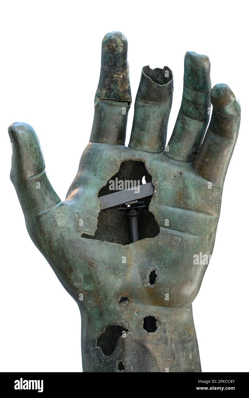 Roma. Italia. (Abril 2021) Fragmentos de la colosal estatua de bronce de Constantino el Grande, 4th C DC, la mano ha sido recientemente restaurada con el agregado Foto de stock