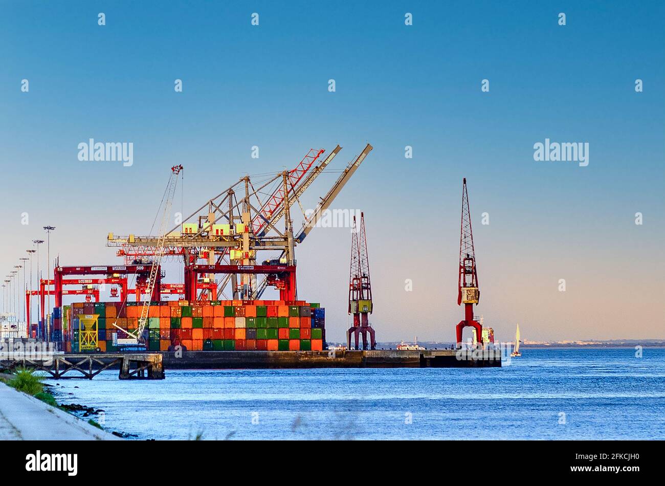 LISBOA, PORTUGAL - 16 DE MAYO de 2018. puerto marítimo de Lisboa Fotografía  de stock - Alamy