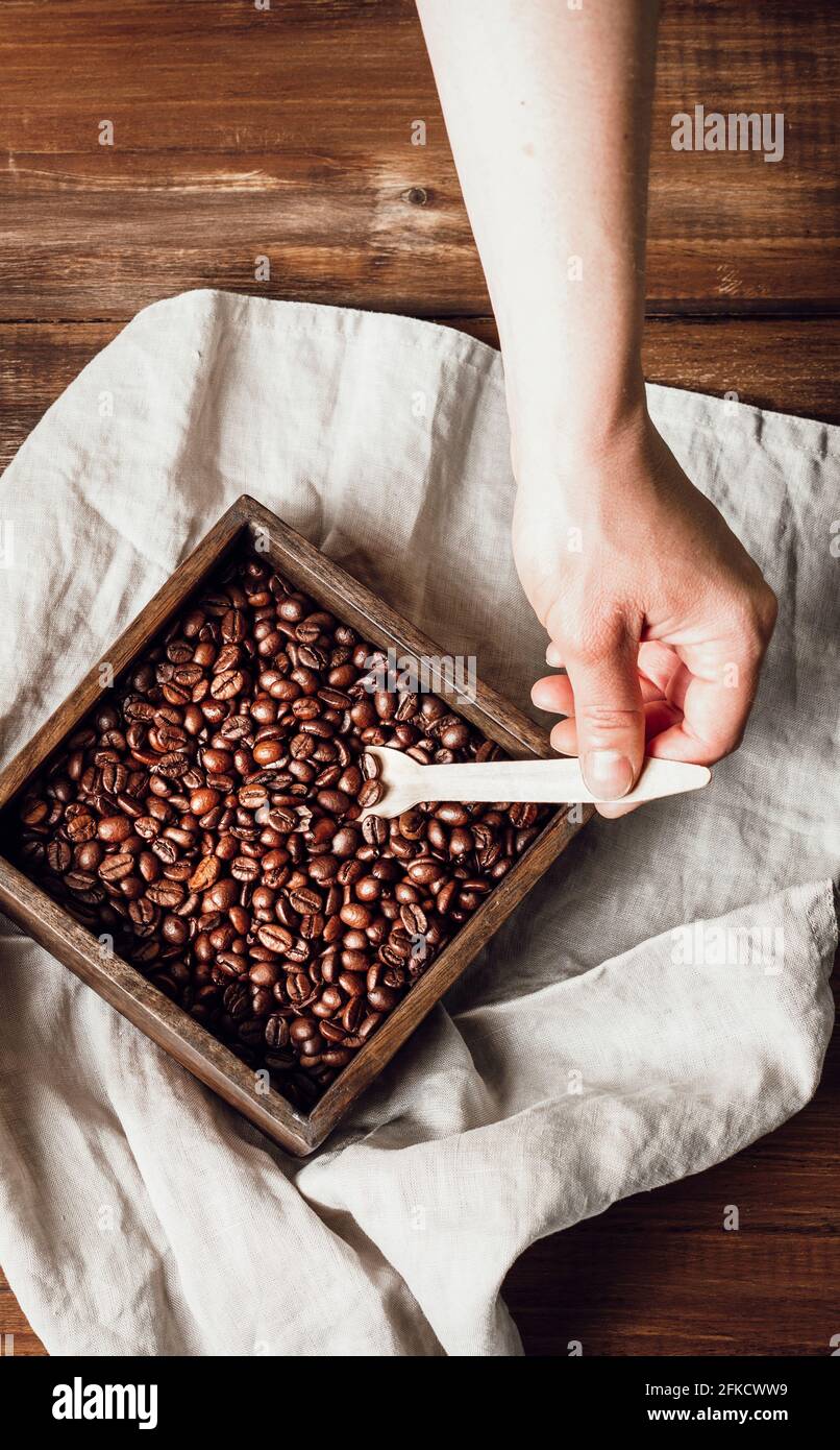 Person scooping coffee beans fotografías e imágenes de alta resolución -  Alamy