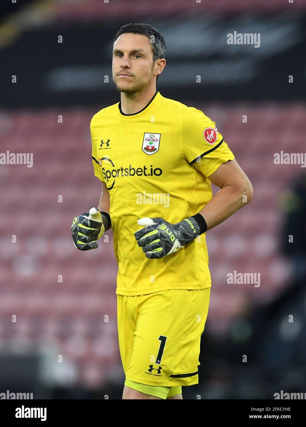 El Portero De Southampton Alex Mccarthy Se Calienta Antes Del Partido De La Premier League En El St Mary S Stadium Southampton Fecha De La Foto Viernes 30 De Abril De 21 Fotografia