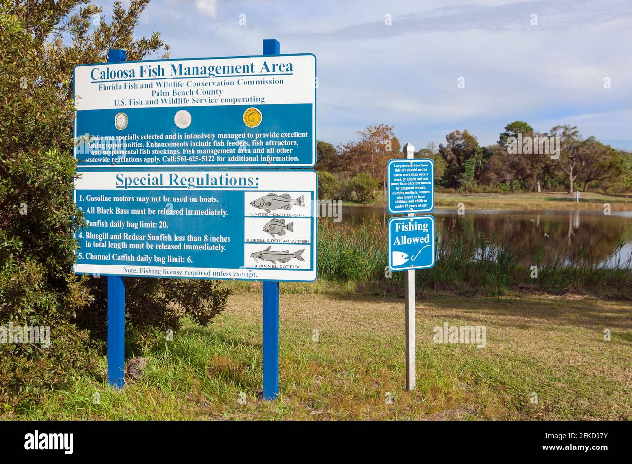 Firme en el Parque Caloosa del Condado de Palm Beach, Florida, mostrando las reglas y regulaciones para el manejo de peces. Foto de stock