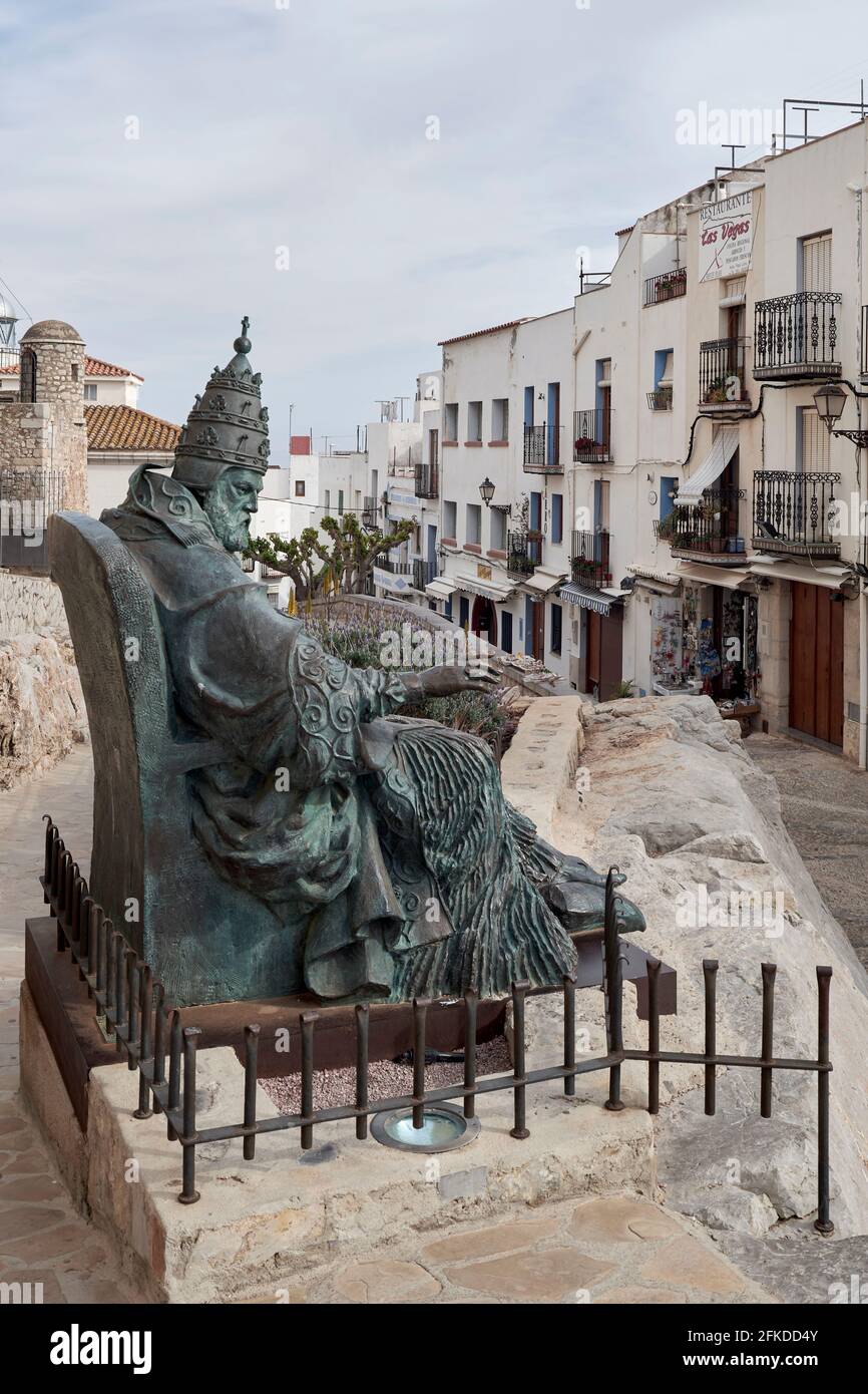 Estatua de Pedro Martínez de Luna, llamado Papa Luna y conocido como Papa Benedicto XIII en Peñiscola, Castellón, España, Europa Foto de stock