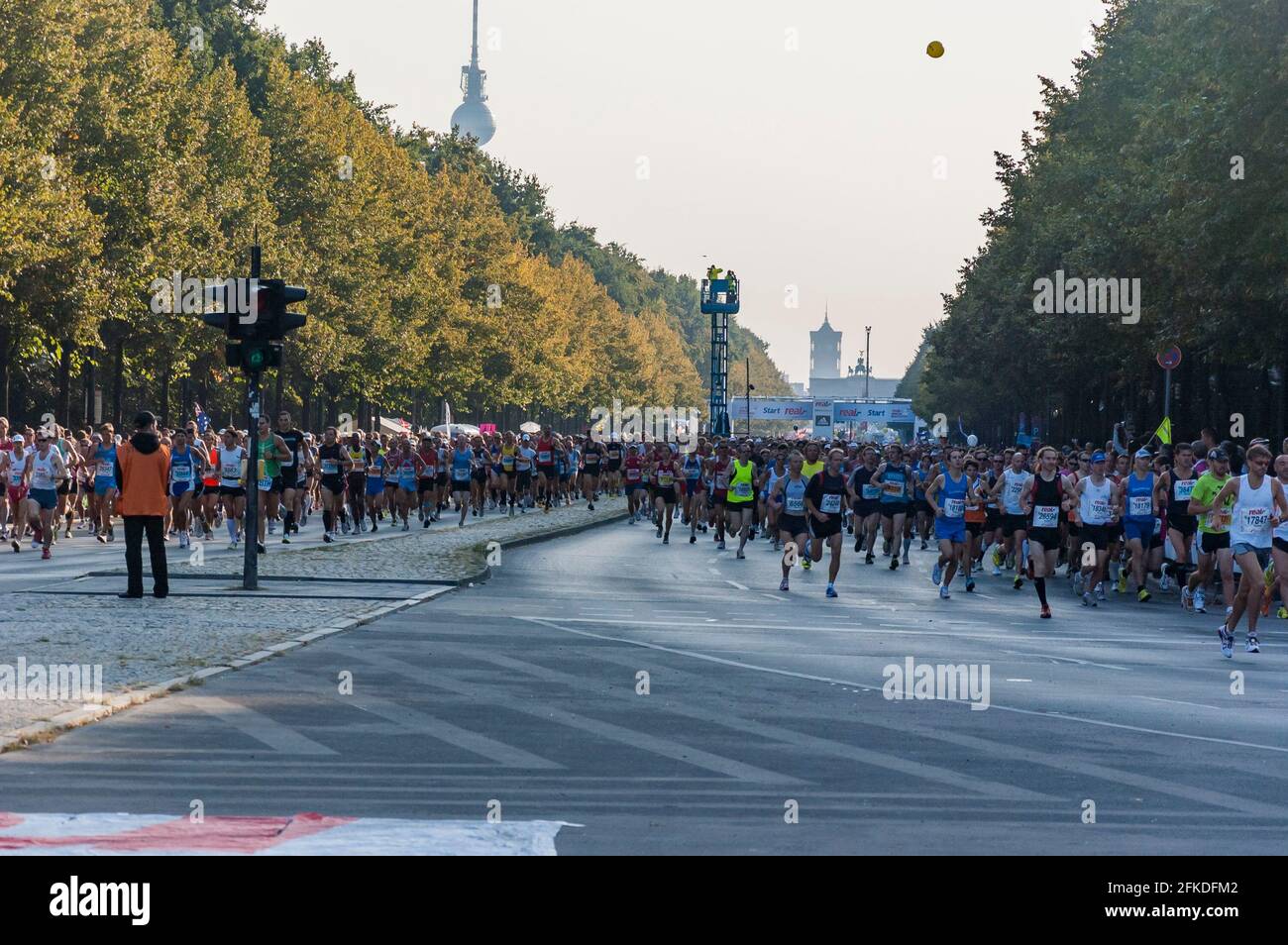 Corredores en la trigésima sexta Maratón de Berlín, Alemania. Foto de stock