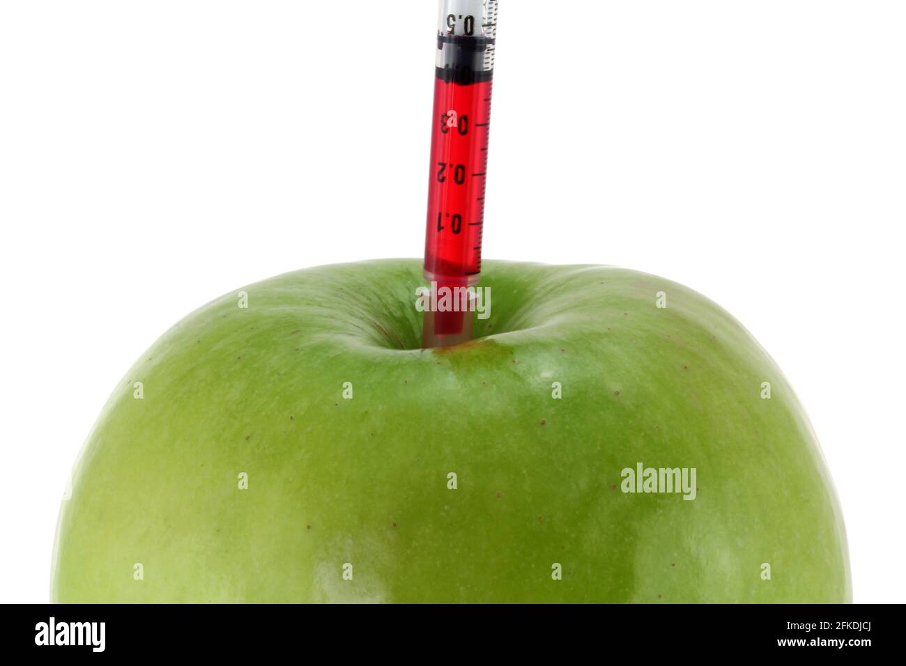 Foto conceptual de la modificación genética - Líquido rojo inyectando a una manzana verde Foto de stock