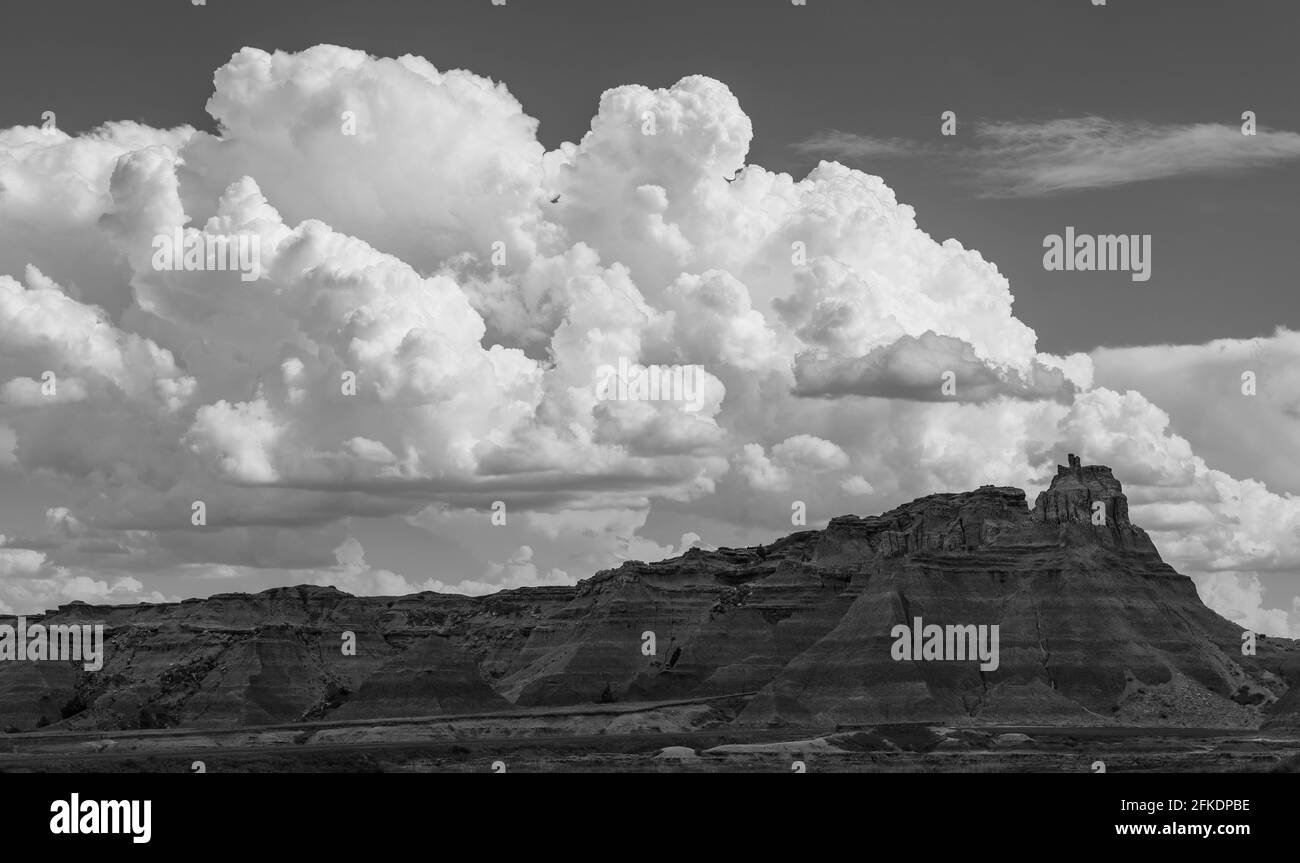 Badlands Erosión formaciones rocosas con nubes de trueno en blanco y negro, Dakota del Sur, Estados Unidos de América, Estados Unidos. Foto de stock