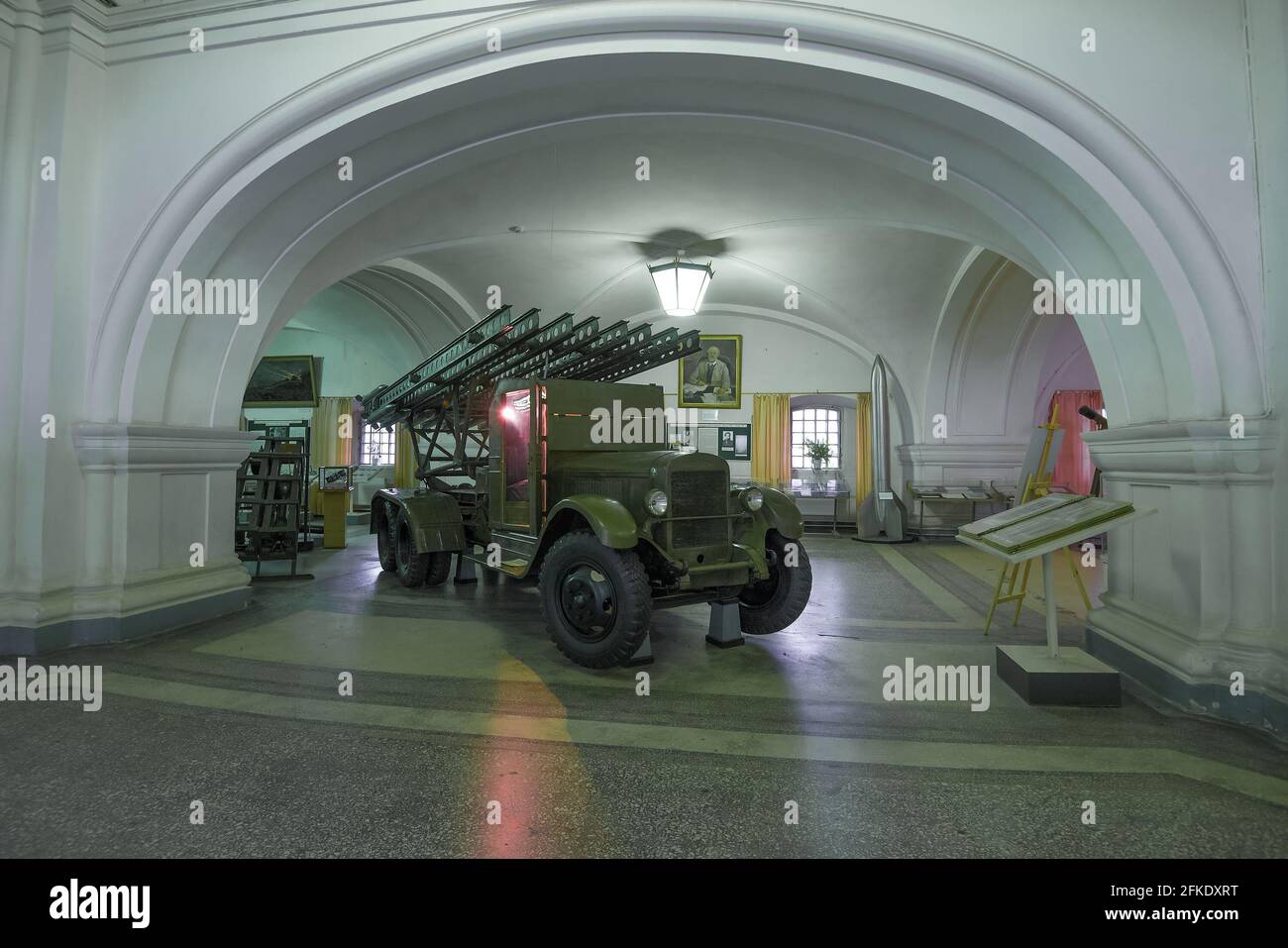 SAN PETERSBURGO, RUSIA - 30 DE JUNIO de 2017: BM-13 - Vehículo soviético de combate de artillería de cohetes (Katyusha) basado en el camión ZIS-6 en la exposición del Foto de stock