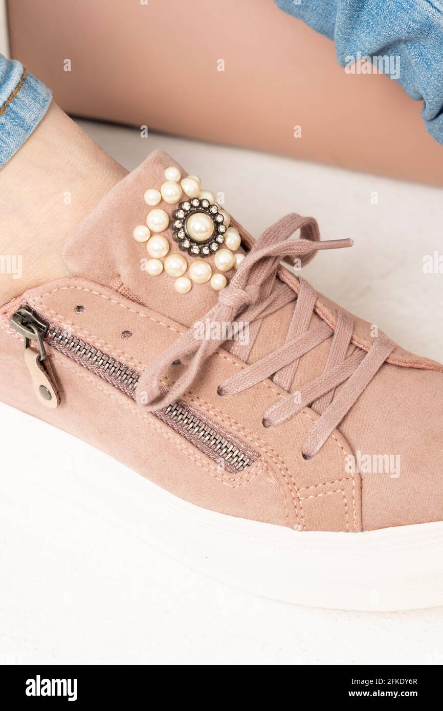 zapatos modernos para mujer en colores de primavera Fotografía de stock -  Alamy