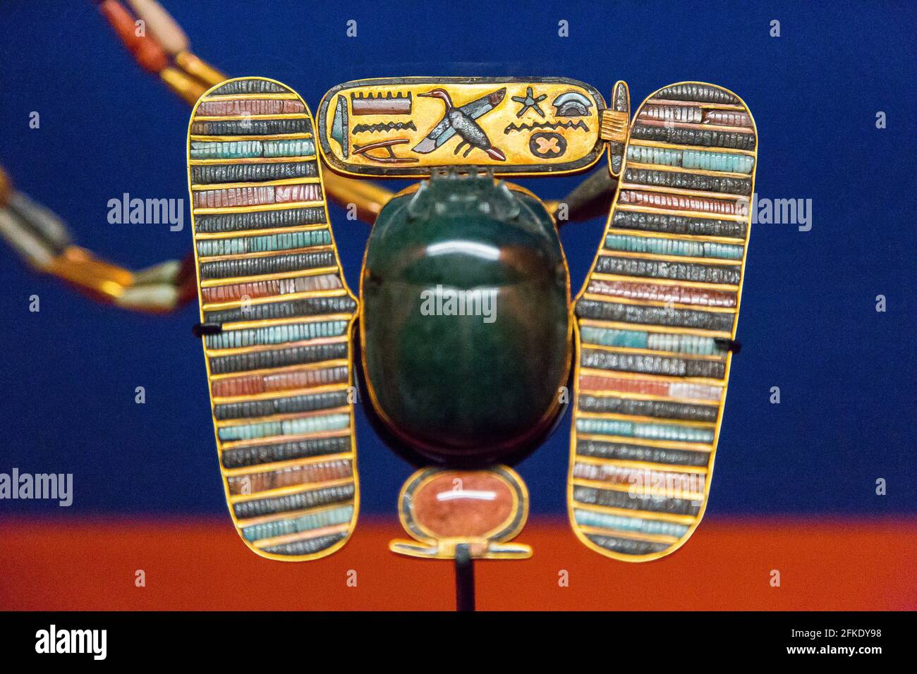 Egipto, el Cairo, Museo Egipcio, joyas encontradas en la necrópolis real de Tanis, entierro de Psusennes: Pectoral en forma de un escarabajo alado. Foto de stock