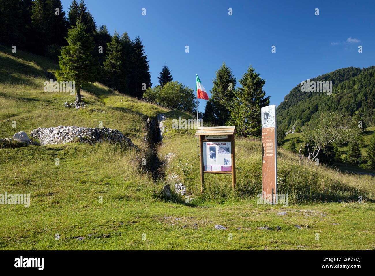 Trincheras de la primera Guerra Mundial cerca de Monte Grappa, Provincia de Treviso, Región del Véneto, Italia Foto de stock