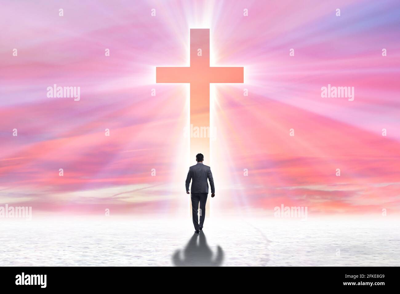 Concepto religioso con la cruz y el hombre solitario Fotograf a de