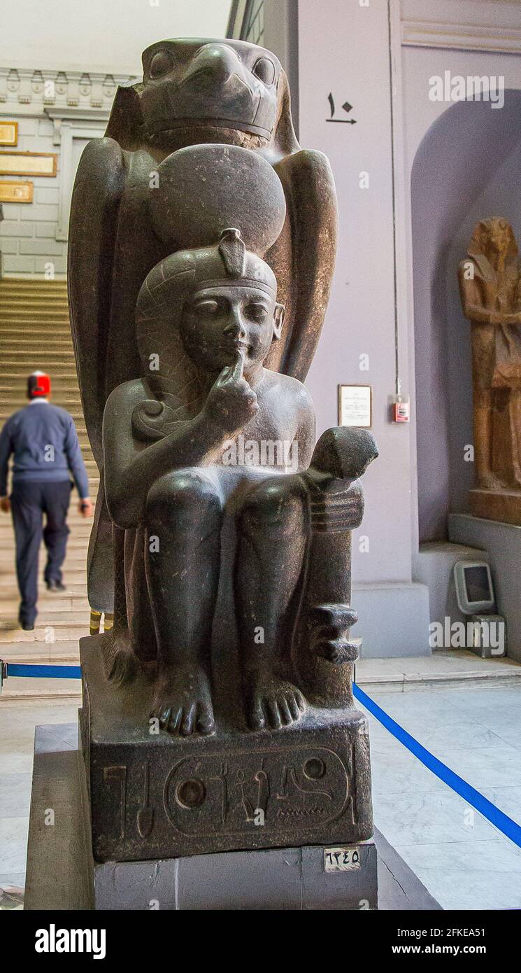 El Cairo, Museo Egipcio, Ramsés 2 De niño, protegido por el dios halcón Horoun. Granito, de Tanis. Nombre criptográfico del rey : Ra Mess Sou. Foto de stock