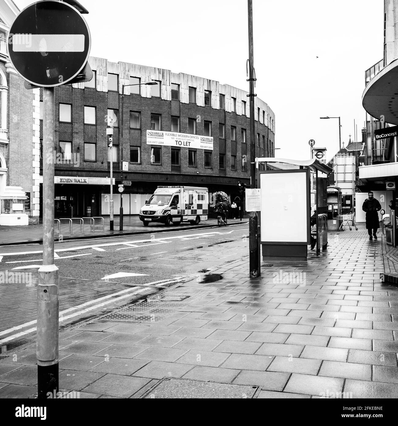 Kingston Upon Thames, Londres Reino Unido, Ambulance estacionado en una calle alta con una señal de carretera de no entrada Foto de stock