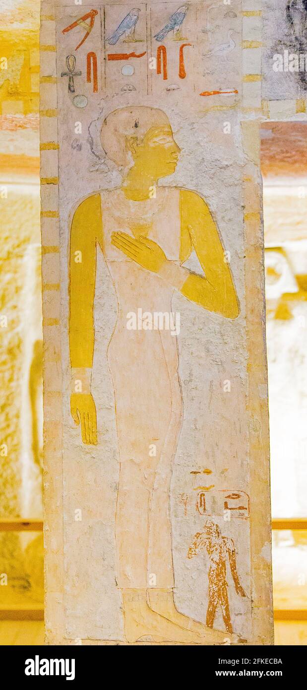 Egipto, Guizeh, tumba de la reina Meresankh III En un pilar, Meresankh, con un niño a sus pies. Foto de stock