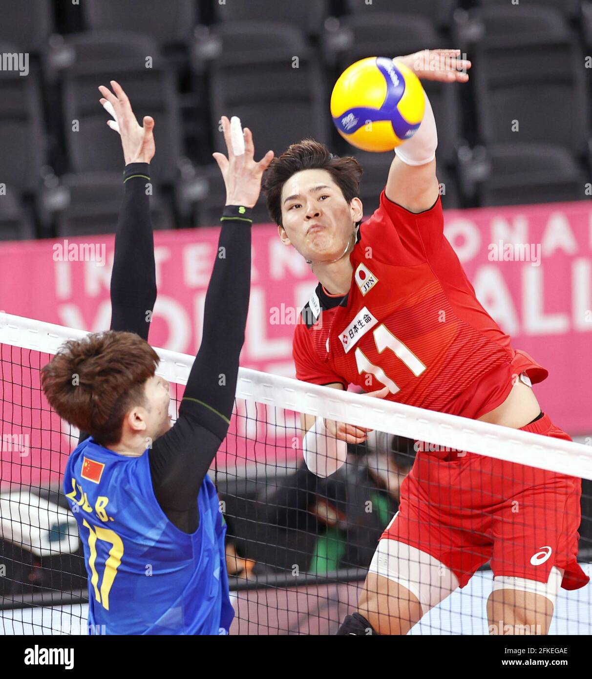 Yuji Nishida (R) de Japón se alza durante el segundo juego de un partido de  voleibol masculino contra China en Ariake Arena en Tokio el 1 de mayo de  2021, un evento