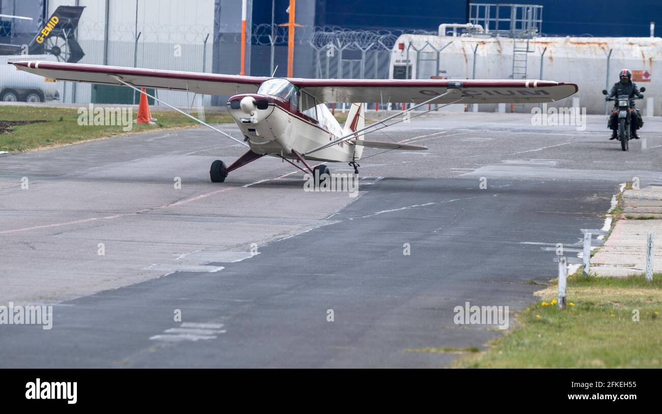 North Weald Airfield, Essex, Piper PA-12 Super Cruiser G-CIUM en taxiway. Foto de stock