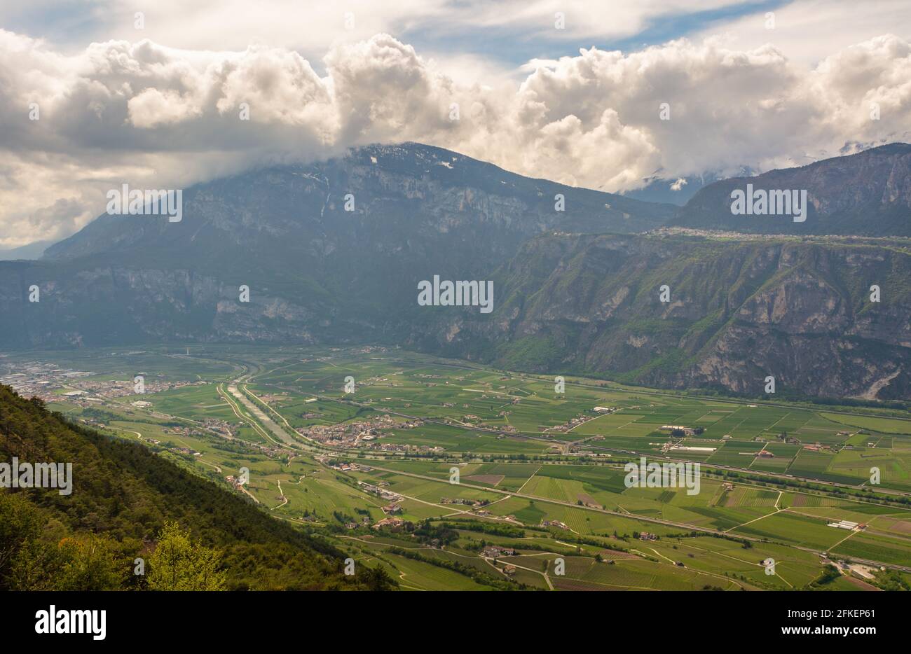 Valle de Rotaliana paisaje del Monte Corona en Trentino Alto Adige, norte de Italia, Europa. El Monte Corona es una montaña de 1.035 metros de altura en el Val di Foto de stock