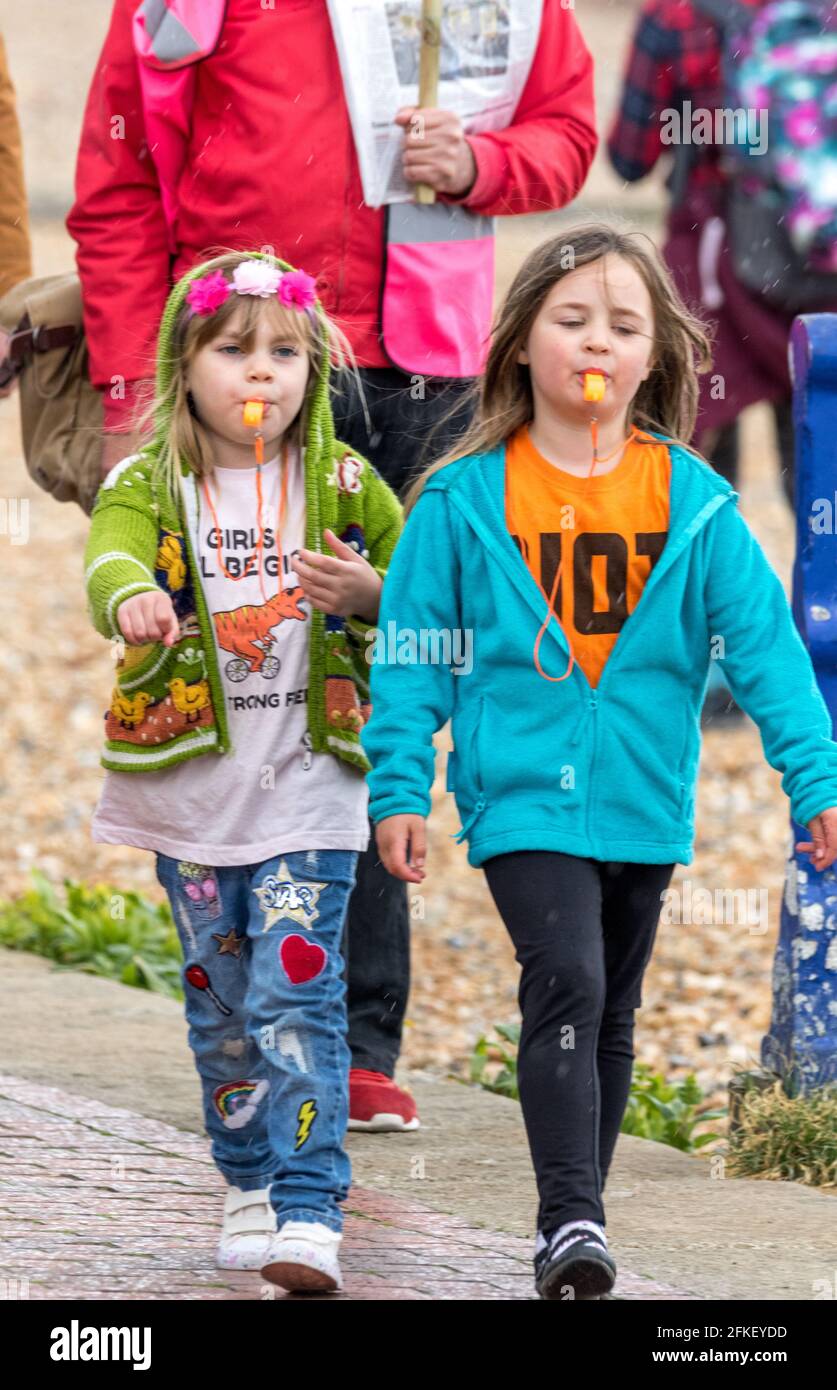 Eastbourne, East Sussex, Reino Unido. 1st de mayo de 2021. Los manifestantes se reúnen para exigir al diputado conservador de Eastbourne, Caroline Ansell, que vote en contra del controvertido “Proyecto de Ley sobre Sentencias y Tribunales de Crimen Policial”, que debe recibir su tercera lectura en el Parlamento para que entre en vigor. La protesta, una de las muchas en todo el país en este tradicional Día de Mayo tiene representantes de Desafío Racismo, Rebelión de Extinción y un número de otros grupos locales marcharon desde Hyde Gardens hasta el césped de la Torre del Deseo en el paseo marítimo, donde fueron dirigidos por varios oradores: Credit Newspics UK South/ALAMY LIVE NEWS Foto de stock