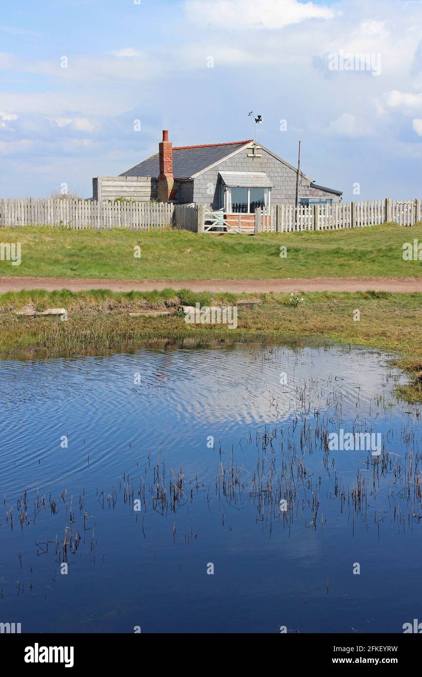 Hilbre Bird Observatory and Pond, Isla Hilbre, Estuario Dee, The Wirral, Reino Unido Foto de stock