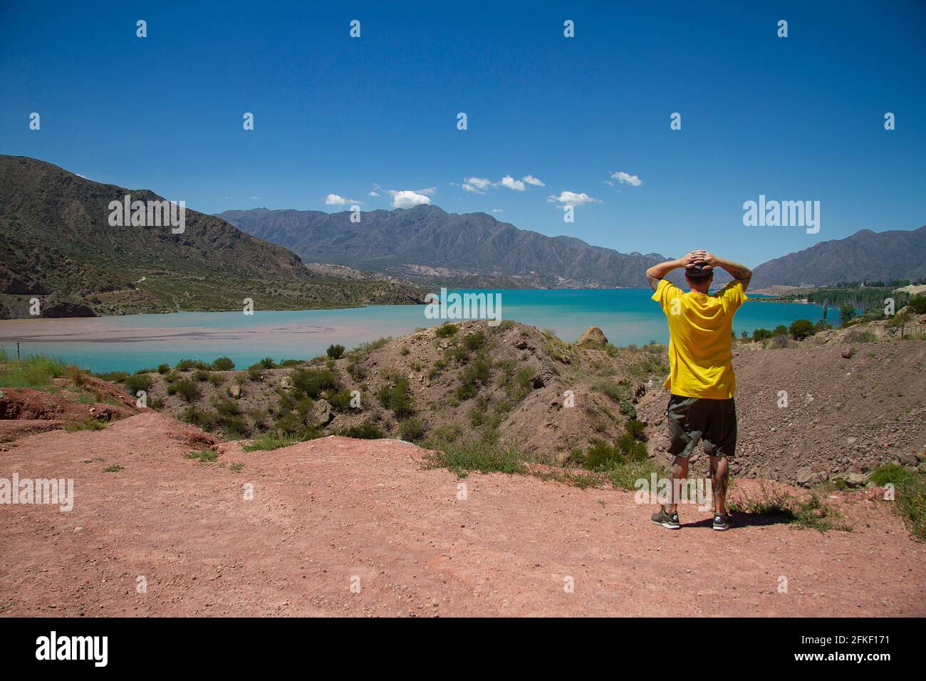 Persona contemplando el paisaje, lago Potrerillos Mendoza Foto de stock