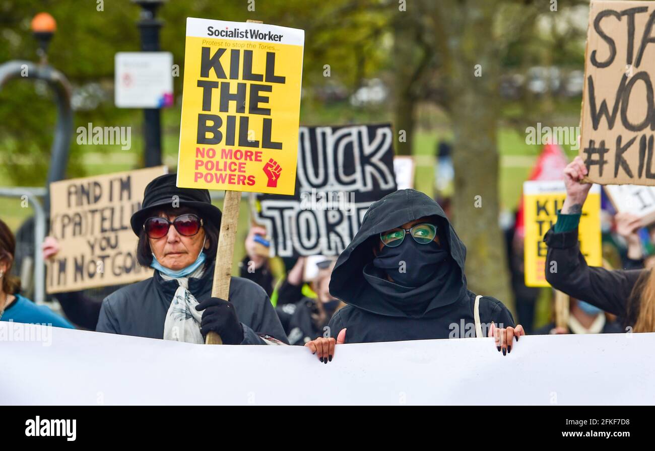 Brighton UK 1st de mayo de 2021 - Cientos de manifestantes que protestaban contra la ley marchan a Brighton hoy el Día Internacional de los Trabajadores, mientras se manifiestan contra el nuevo proyecto de ley del gobierno sobre la policía, el delito, las sentencias y los tribunales. Manifestaciones están teniendo lugar en todo el país en lo que también se conoce como Día del Trabajo: Crédito Simon Dack / Alamy Live News Foto de stock