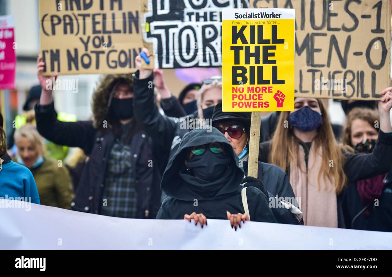 Brighton UK 1st de mayo de 2021 - Cientos de manifestantes que protestaban contra la ley marchan a Brighton hoy el Día Internacional de los Trabajadores, mientras se manifiestan contra el nuevo proyecto de ley del gobierno sobre la policía, el delito, las sentencias y los tribunales. Manifestaciones están teniendo lugar en todo el país en lo que también se conoce como Día del Trabajo: Crédito Simon Dack / Alamy Live News Foto de stock