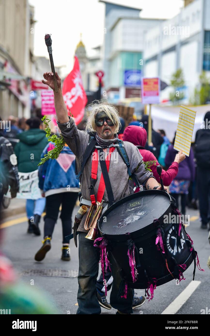 Brighton UK 1st de mayo de 2021 - Cientos de manifestantes que protestaban contra la ley marchan a Brighton hoy el Día Internacional de los Trabajadores, mientras se manifiestan contra el nuevo proyecto de ley del gobierno sobre la policía, el delito, las sentencias y los tribunales. Manifestaciones están teniendo lugar en todo el país en lo que también se conoce como Día del Trabajo: Crédito Simon Dack / Alamy Live News Foto de stock