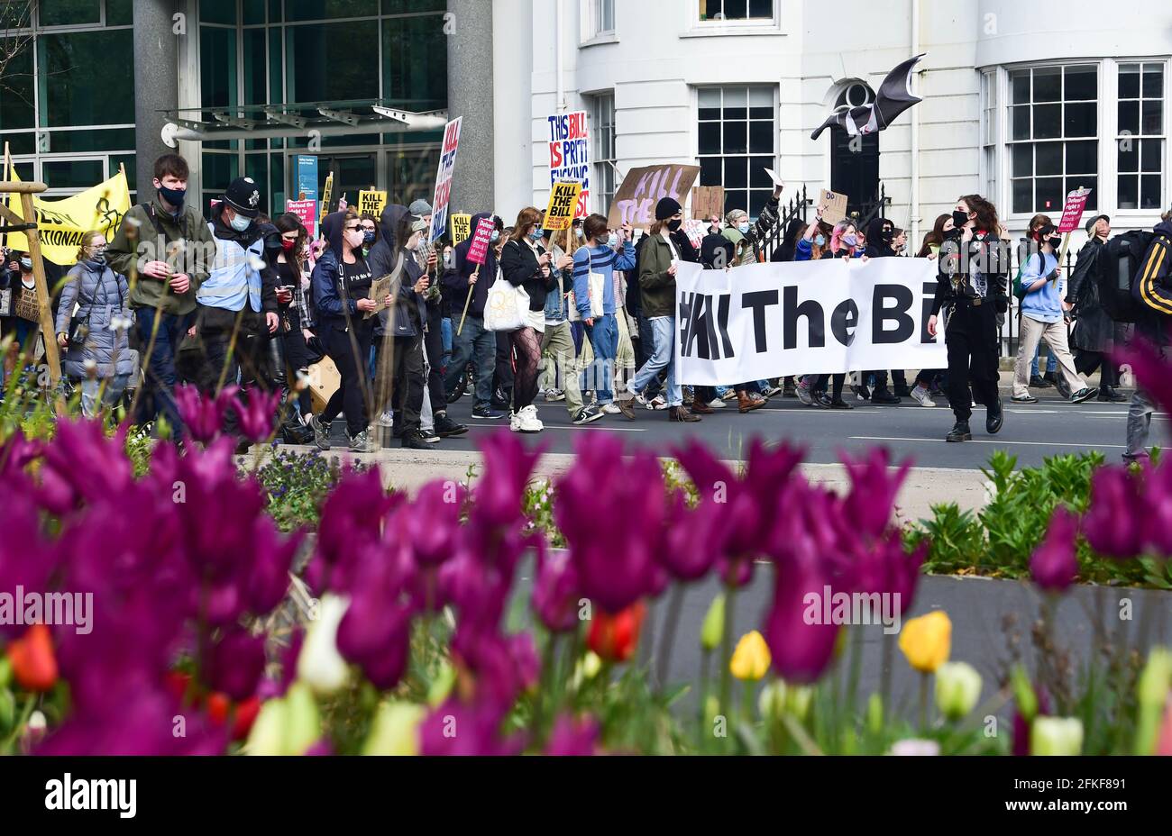 Brighton UK 1st de mayo de 2021 - Cientos de manifestantes que protestaban contra la ley marchan a Brighton hoy el Día Internacional de los Trabajadores, mientras se manifiestan contra el nuevo proyecto de ley del gobierno sobre la policía, el delito, las sentencias y los tribunales. Manifestaciones están teniendo lugar en todo el país en lo que también se conoce como Día del Trabajo: Crédito Simon Dack / Alamy Live News Foto de stock
