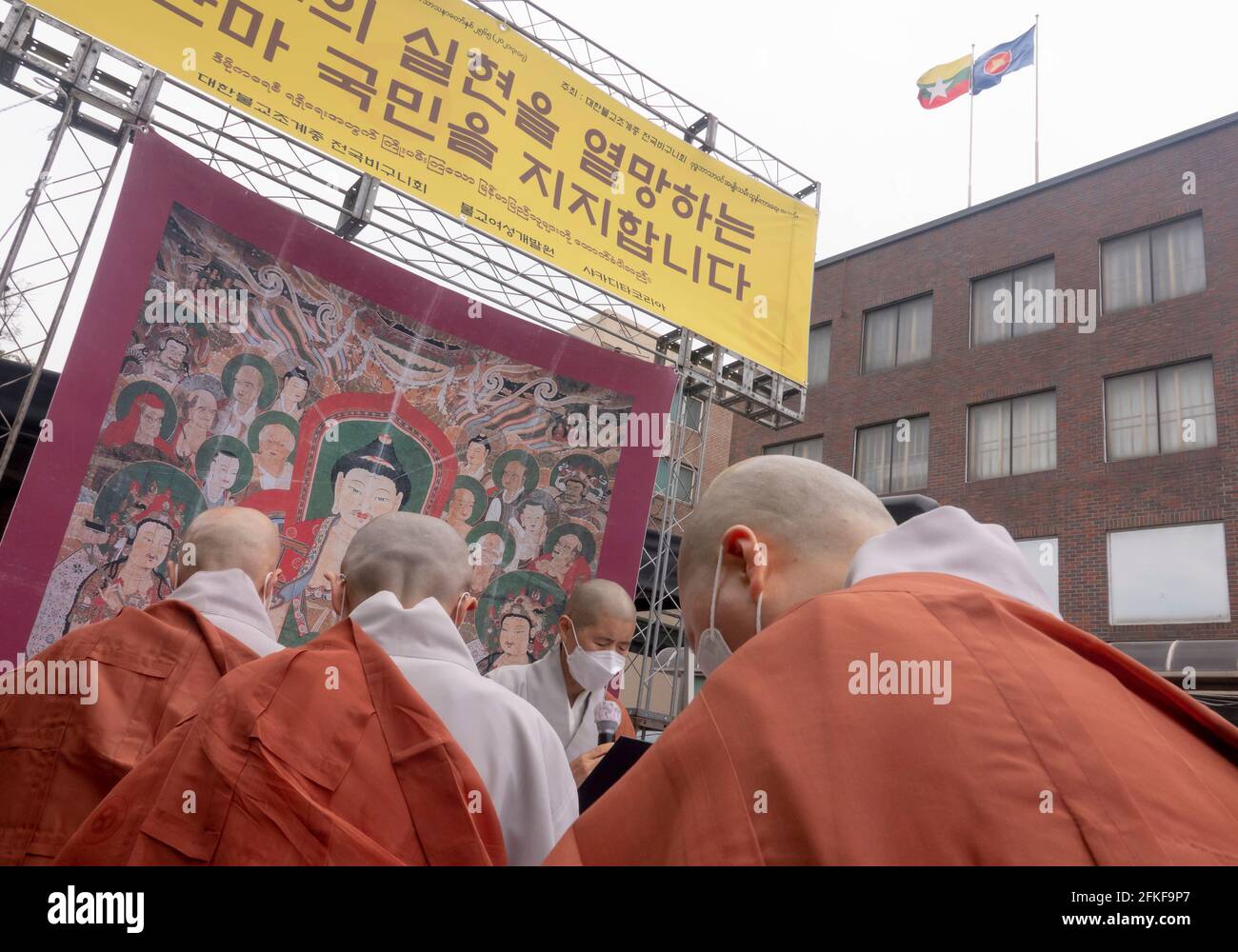 Seúl, Corea del Sur. 27th de Abr de 2021. Las monjas budistas surcoreanas realizan un ritual budista contra los militares de Myanmar frente a la embajada de Myanmar en Seúl.Representantes de la Asociación Coreana de Bhiksuni y de mujeres budistas celebraron reuniones de oración para el pueblo pro democracia de Myanmar y exigieron al ejército de Myanmar que pusiera fin a todos los actos armados represión contra el pueblo. También pidieron a todos los Estados Miembros de las Naciones Unidas que tomaran medidas en favor de la paz y la seguridad en Myanmar. Crédito: Jaewon Lee/SOPA Images/ZUMA Wire/Alamy Live News Foto de stock
