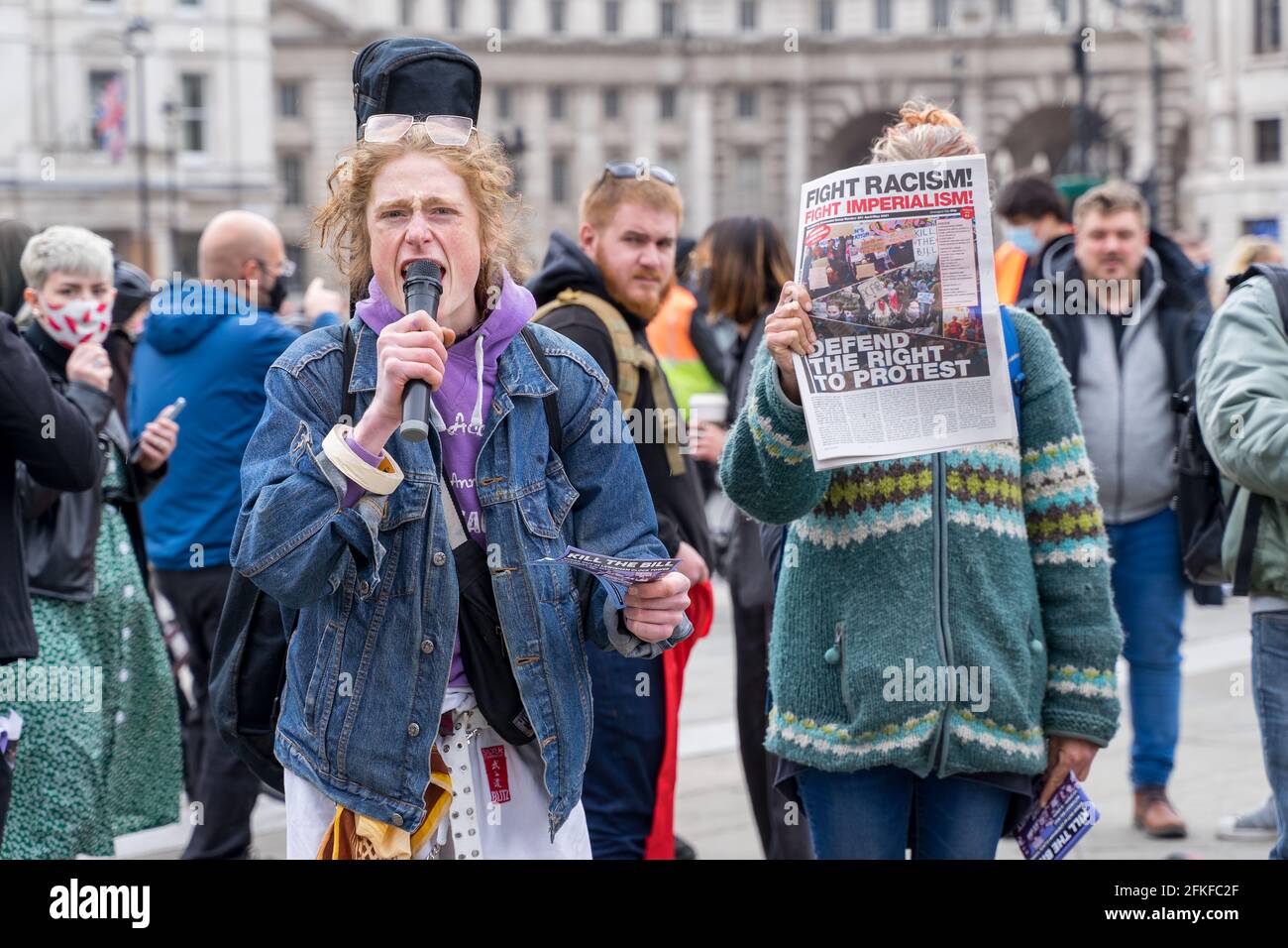 Un hombre gritando al micrófono en una protesta Kill the Bill en Trafalgar Square de Londres, protestando por los poderes policiales y poniendo fin al racismo. Foto de stock