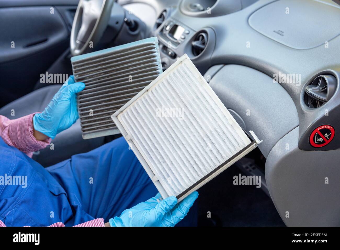 Sustitución del filtro de aire de polen del habitáculo para un coche  Fotografía de stock - Alamy