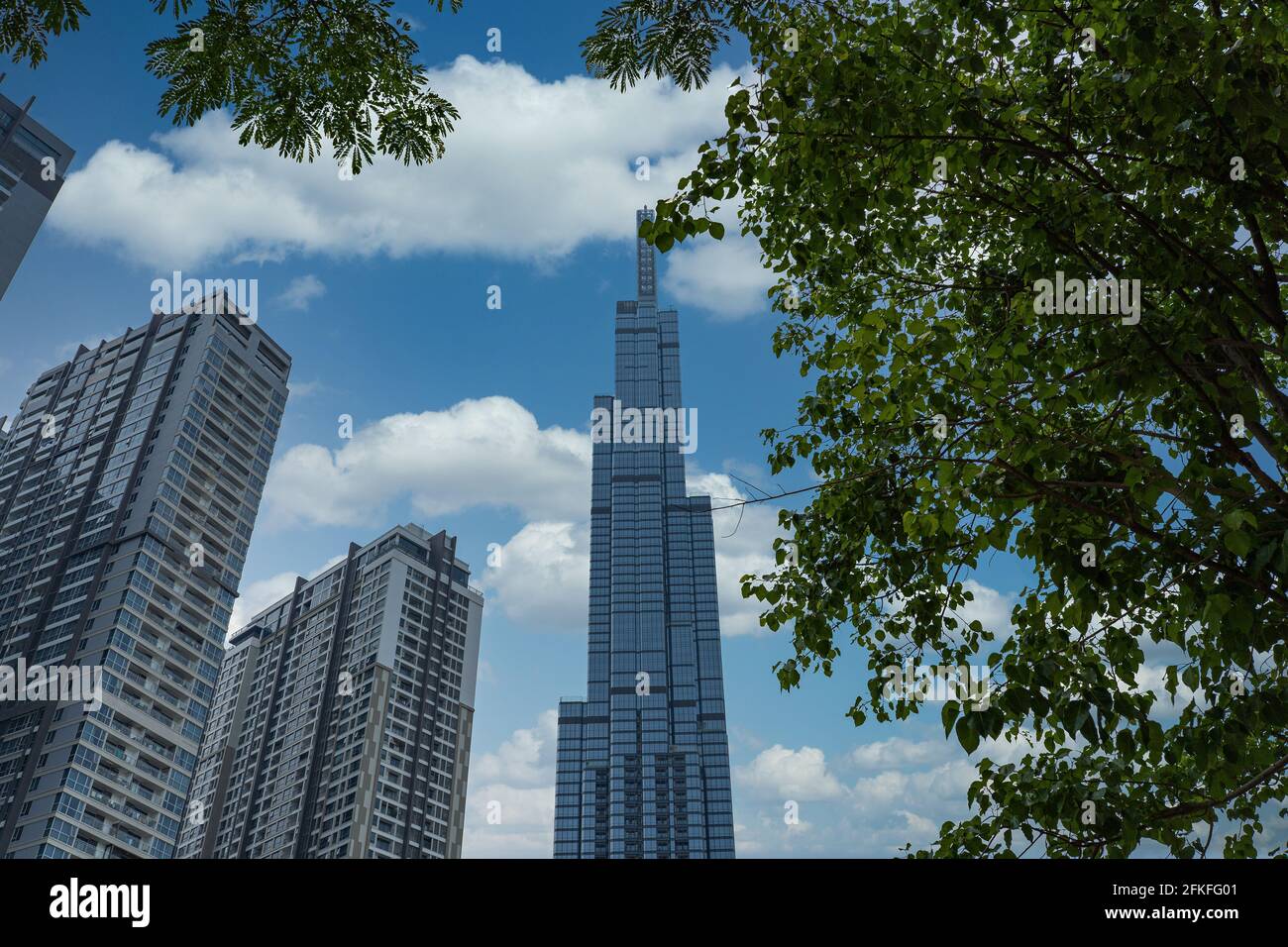 Rascacielos futuristas o edificios bajo el cielo azul de verano Foto de stock