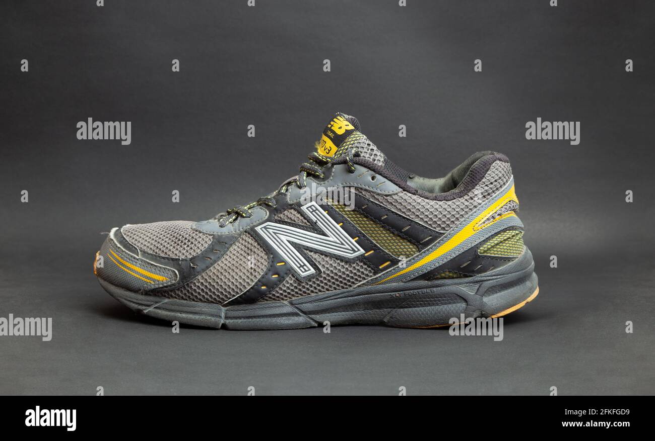 semiconductor Atlético ambulancia Chisinau, Moldavia - 30 de abril de 2021: Viejo viejo sucio Nuevo Balance  470 v3 Zapatillas de running con agujeros en un fondo negro Fotografía de  stock - Alamy