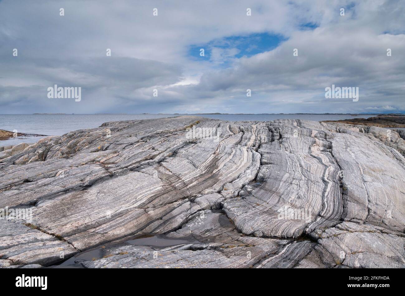 Costa rocosa cerca de la aldea noruega Vevang Foto de stock