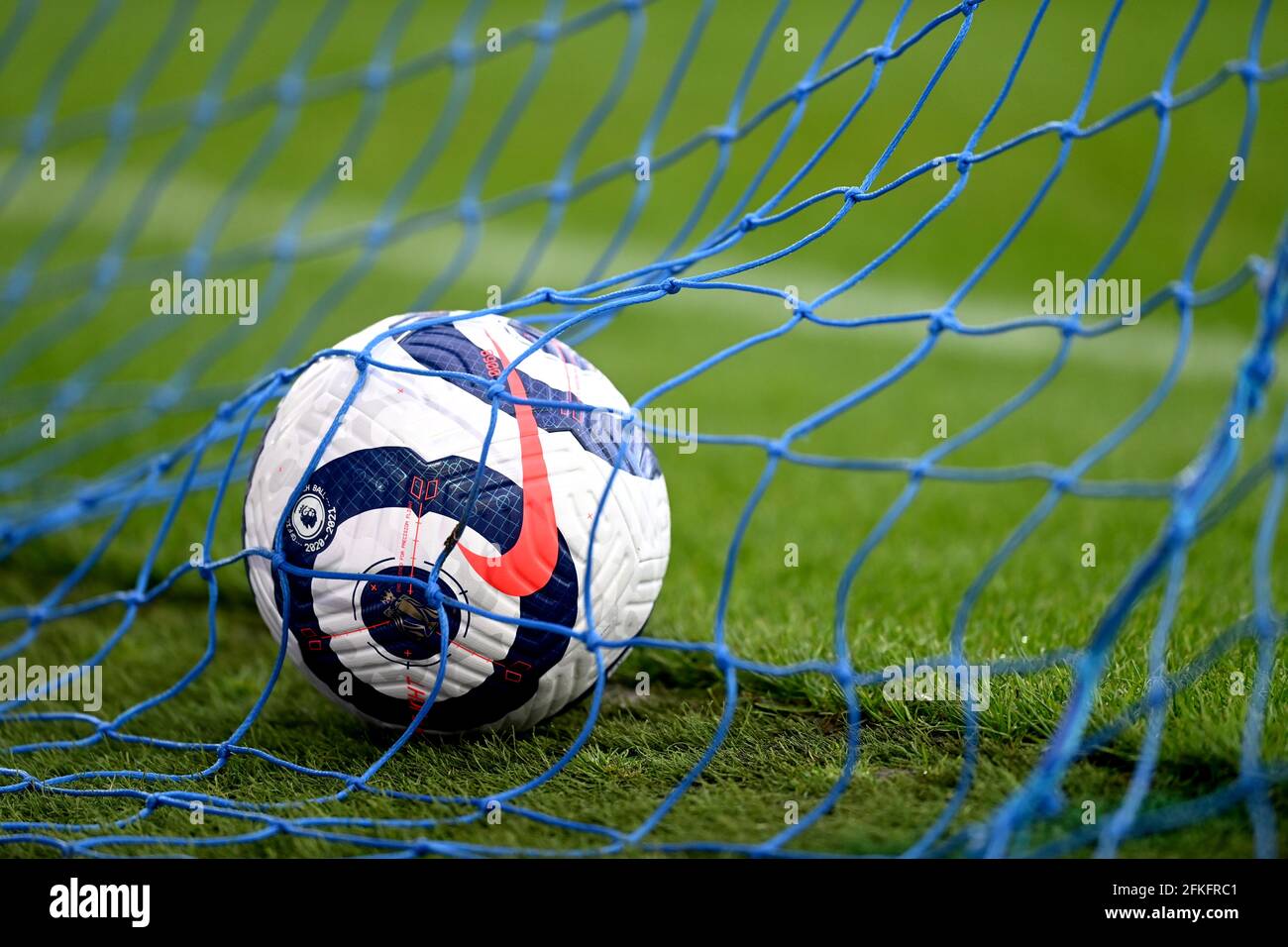 Una visión general de una pelota Nike Flight en el campo antes del partido  de la Premier League en Goodison Park, Liverpool. Fecha de emisión: Sábado  1 de mayo de 2021 Fotografía