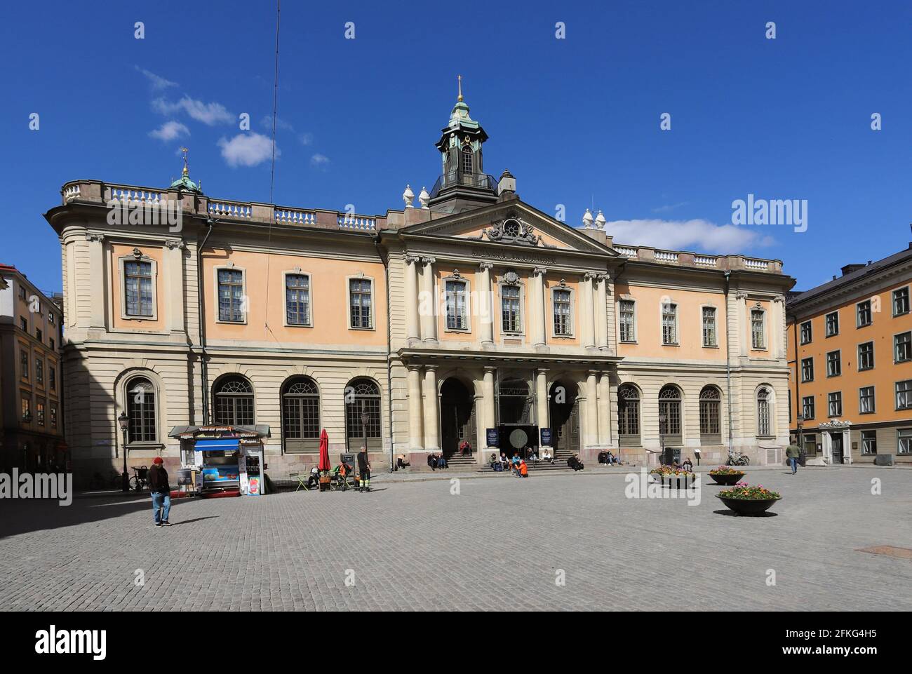 Estocolmo, Suecia - 30 de abril de 2021: El museo del Premio Nobel co-ubicado en el antiguo edificio de la Bolsa de Estocolmo con la Academia Sueca en el Foto de stock