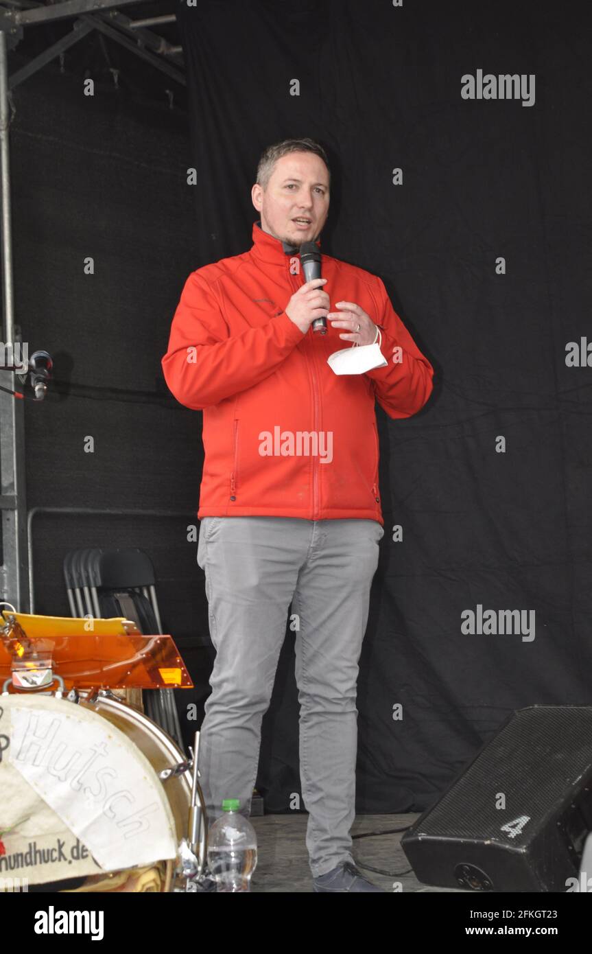 Silvio Lang bei der traditionellen Maikundgebung der Partei DIE LINKE auf dem Dresdner Alaunplatz. Dresde 01.05.2021 Foto de stock