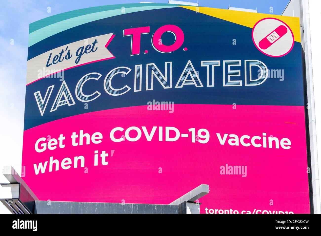 Ad 'Vamos a vacunar a Toronto (T.O) contra el Covid-19. La pantalla gigante está situada en la plaza Yonge-Dundas. Foto de stock