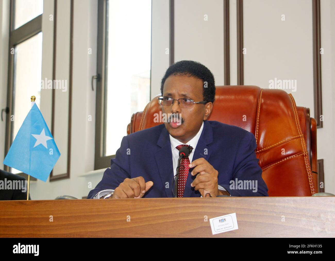 Mogadishu, Somalia. 1st de mayo de 2021. El Presidente somalí Mohamed Farmajo se dirige al parlamento en Mogadishu, Somalia, el 1 de mayo de 2021. El parlamento somalí votó el sábado para anular el proyecto de ley de prórroga del mandato de abril de 12, que prorrogó dos años los mandatos de las ramas ejecutiva y legislativa del Gobierno federal. Crédito: Hassan Bashi/Xinhua/Alamy Live News Foto de stock