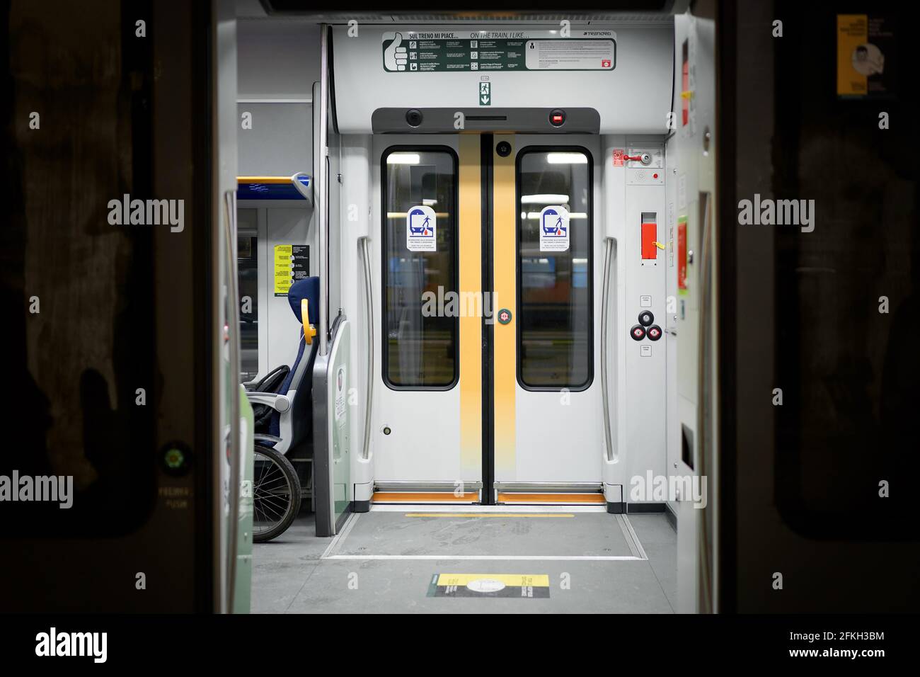 Puertas de vagón en la estación de tren de Milán, el interior del carro de  tren eléctrico con una puerta corredera abierta mecánica. Milán, Italia -  15 de diciembre de 2020 Fotografía