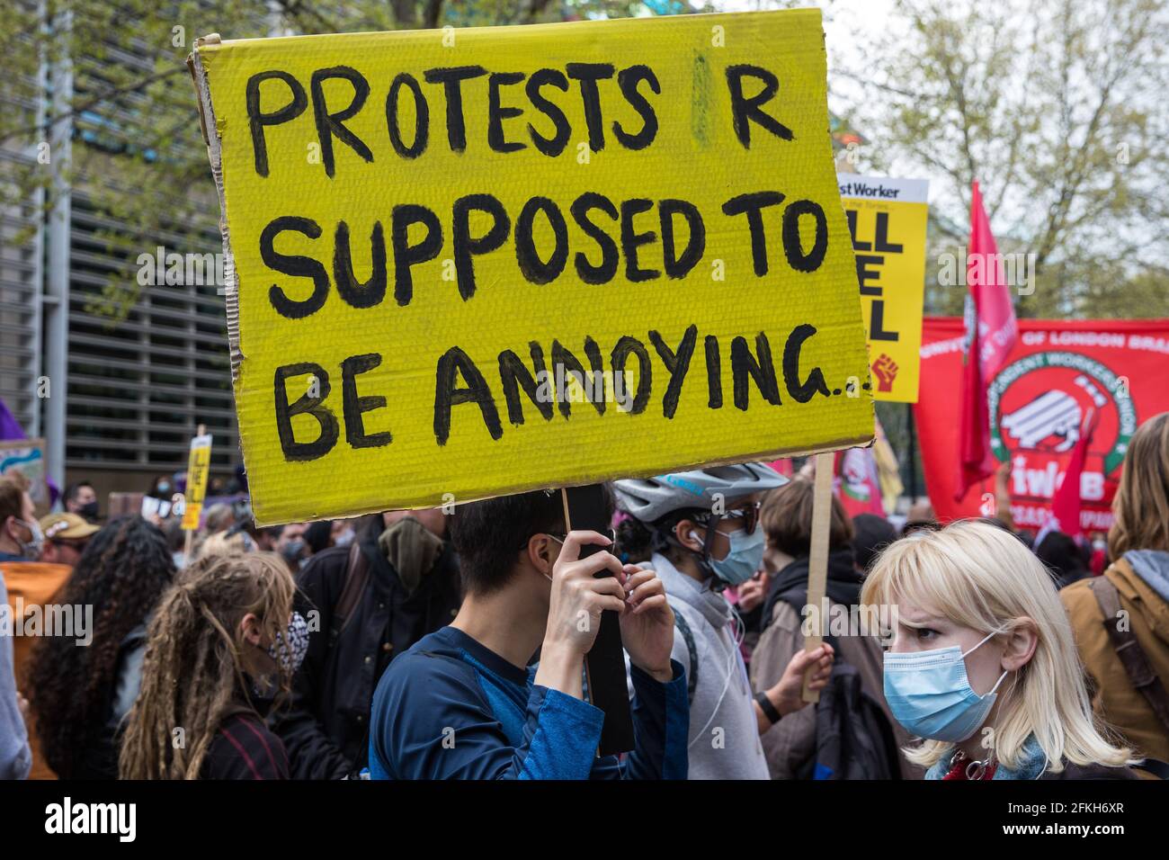 Londres, Reino Unido. 1st de mayo de 2021. Miles de personas llevan pancartas y letreros fuera de la oficina central durante una manifestación de Kill the Bill como parte de un Día Nacional de Acción para conmemorar el Día Internacional de los Trabajadores. Se han organizado protestas en todo el país contra el proyecto de ley 2021 sobre la policía, el delito, las sentencias y los tribunales, que otorgaría a la policía una serie de nuevos poderes discrecionales para cerrar las protestas. Crédito: Mark Kerrison/Alamy Live News Foto de stock