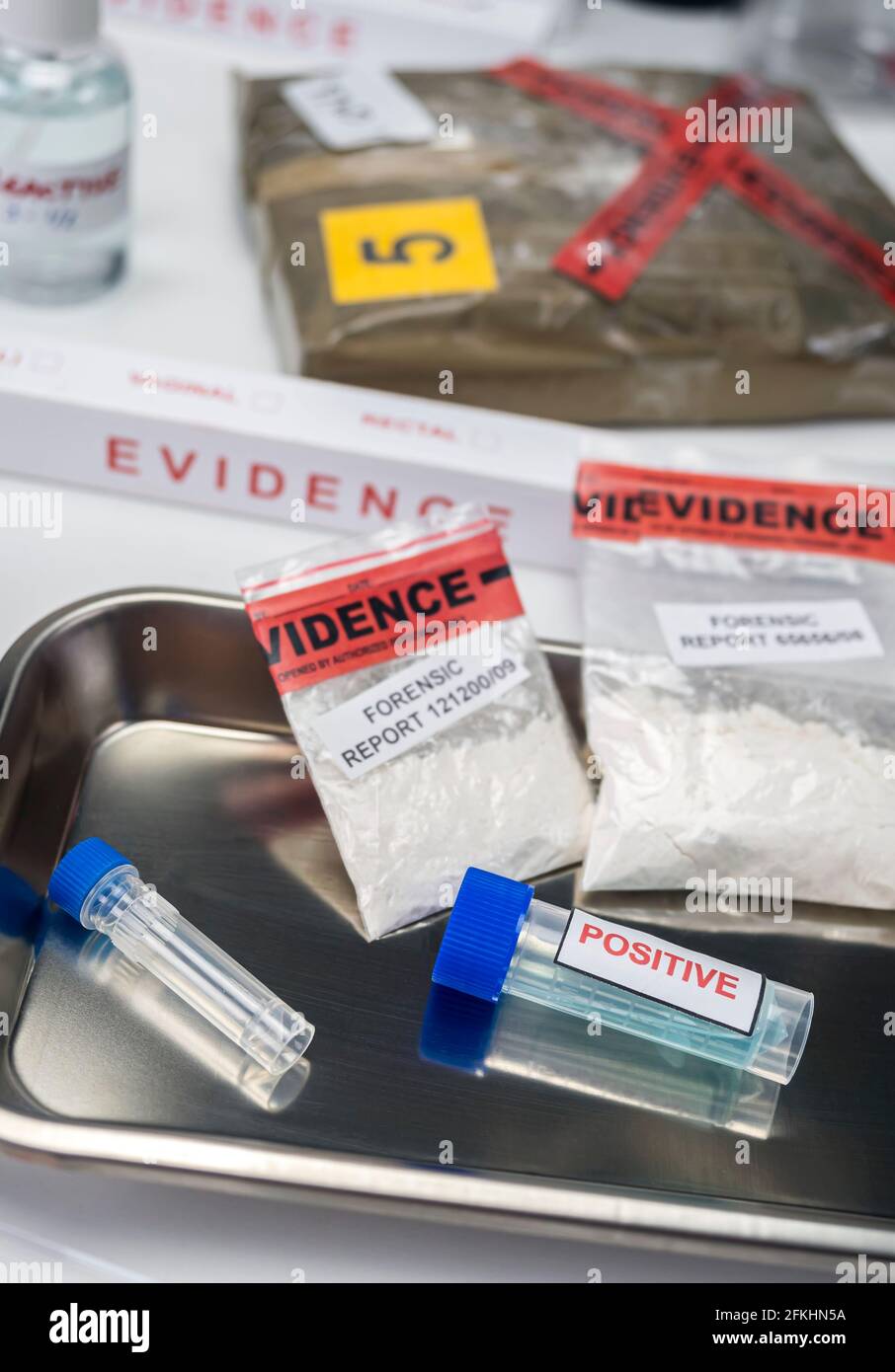 prueba positiva de drogas de laboratorio del crimen, imagen conceptual Foto de stock