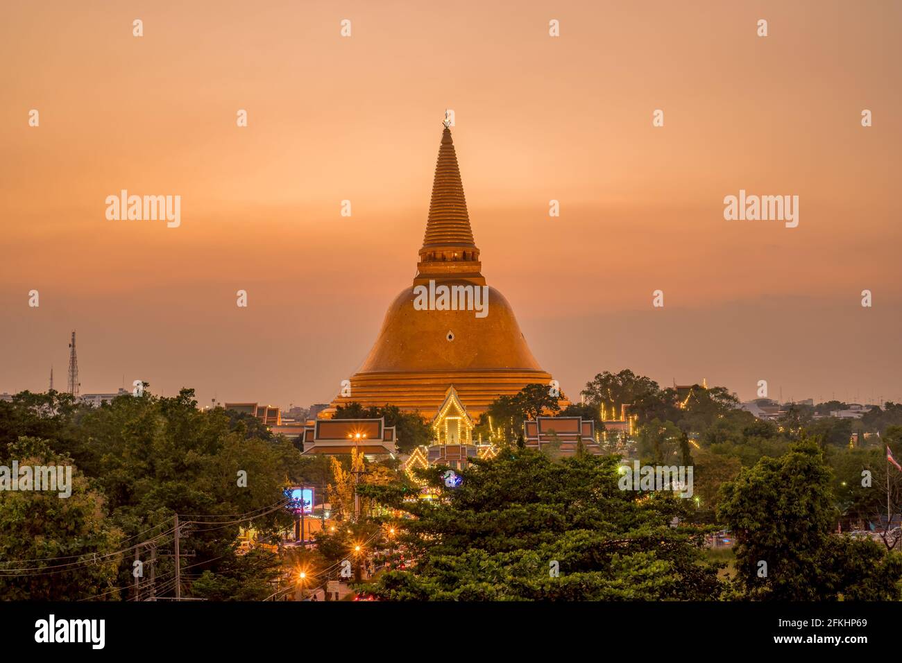 Puesta De Sol En Phra Pathom Chedi Nakhon Pathom Province Tailandia Fotografia De Stock Alamy