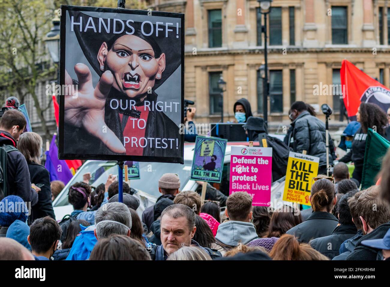 Londres, Reino Unido. 1st de mayo de 2021. Deja fuera nuestro derecho a protestar con una imagen de escupir Priti Patel vampiro - Matar el proyecto de ley Protesta por personas enojadas con la nueva legislación llamada la Ley de Policía, Crimen, Sentencias y Tribunales, que daría a la policía más poderes para imponer restricciones a las protestas. La protesta fue apoyada por varios grupos, entre ellos Sisters Uncut, Extinction Rebellion y Black Lives Matter. Crédito: Guy Bell/Alamy Live News Foto de stock