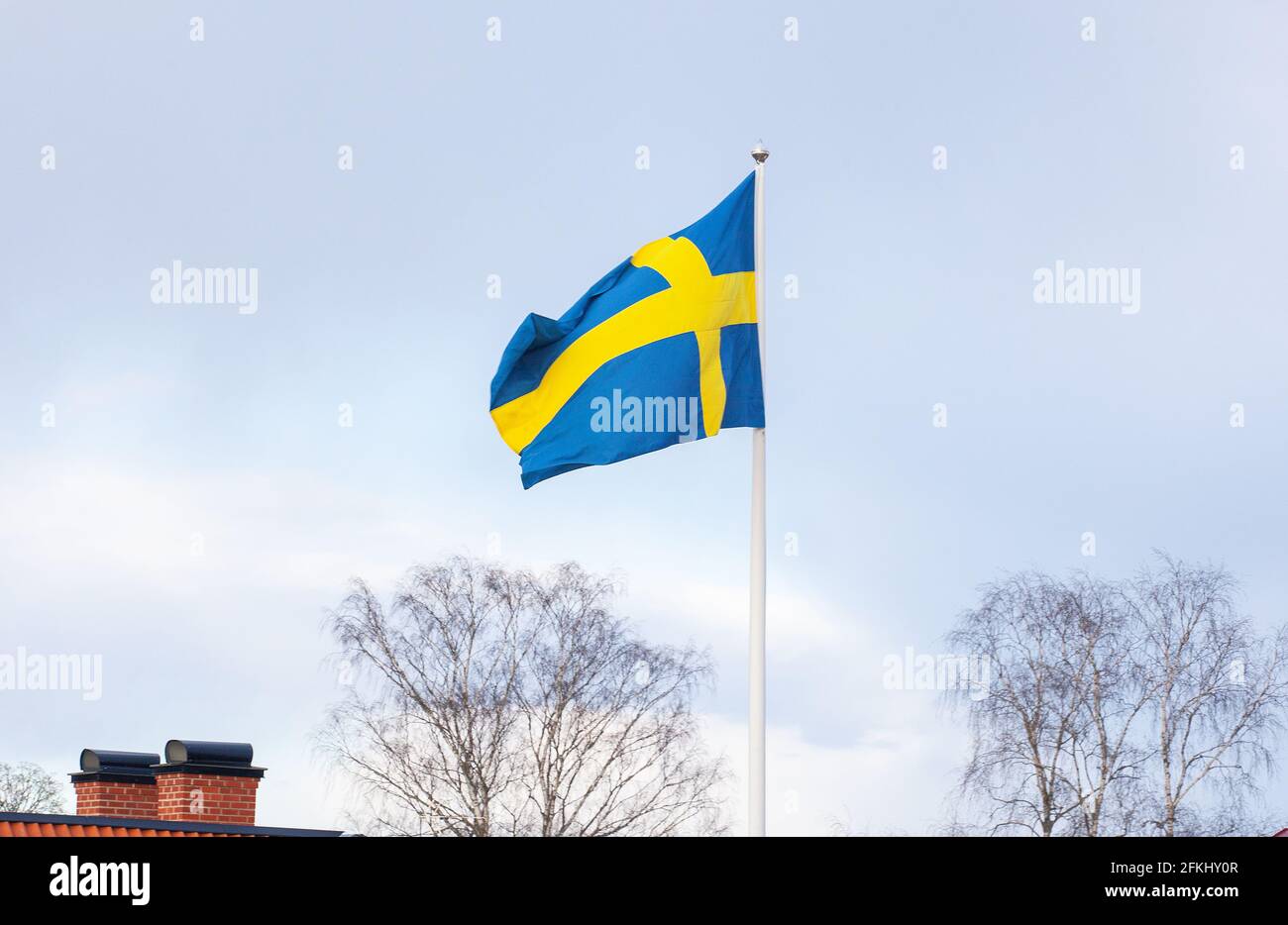 La bandera sueca en el viento Suecia Foto de stock